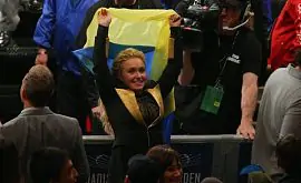 Панеттьери болела за Кличко с украинским флагом. Фото