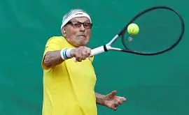 97-річний український тенісист все ще в грі і мріє битися з Федерером