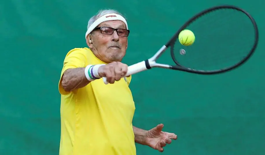97-річний український тенісист все ще в грі і мріє битися з Федерером