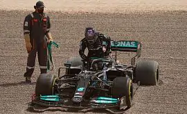 На второй день тестов Формулы-1 в Бахрейне Хэмилтон вылетел за пределы трасы