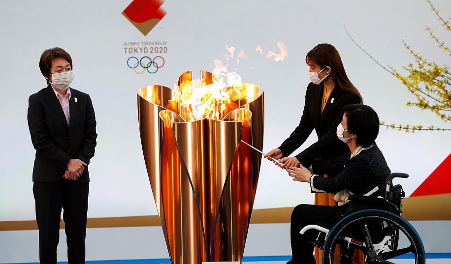 В Японии стартовала эстафета Олимпийского огня. Организаторы верят, что это пламя – свет в конце туннеля, но на одном из этапов оно погасло