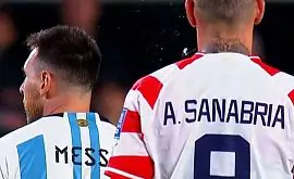 Экс-игрок Барселоны плюнул в спину Месси прямо во время матча. Теперь он и его семья получают угрозы