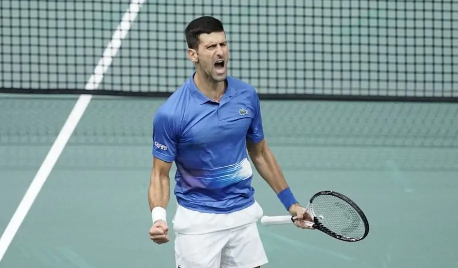 Джокович с непростой победы начал защиту титула на Masters в Париже