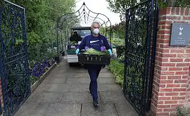 Моуриньо во время карантина работает доставщиком еды в Лондоне