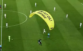 Активіст на парашуті ледь не зірвав матч Франція – Німеччина. Що це було?