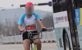 Участница марафона ехала на велосипеде, пока все остальные бежали дистанцию