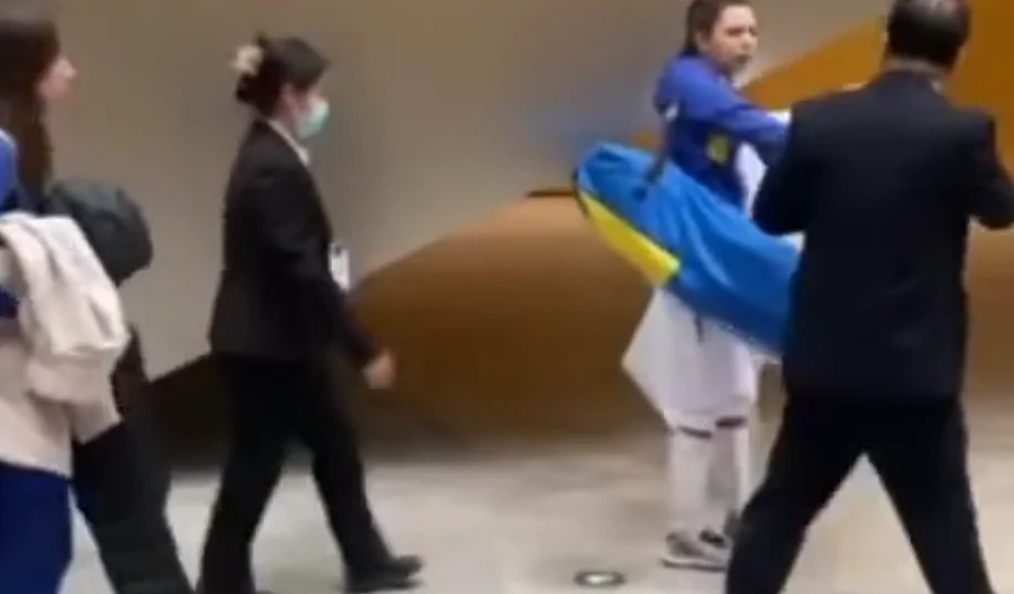 В Китаї представники FIE напали на українських шпажисток через фото з плакатом «Янголи спорту». Відео