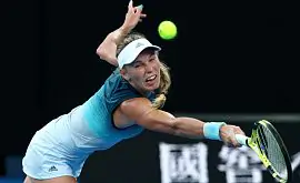 Возняцки начала защиту титула с победы над Ван Эйтванк на Australian Open