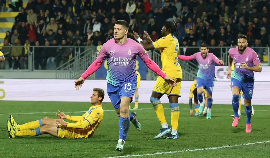 Мілан обіграв Фрозіноне у матчі з п'ятьма голами