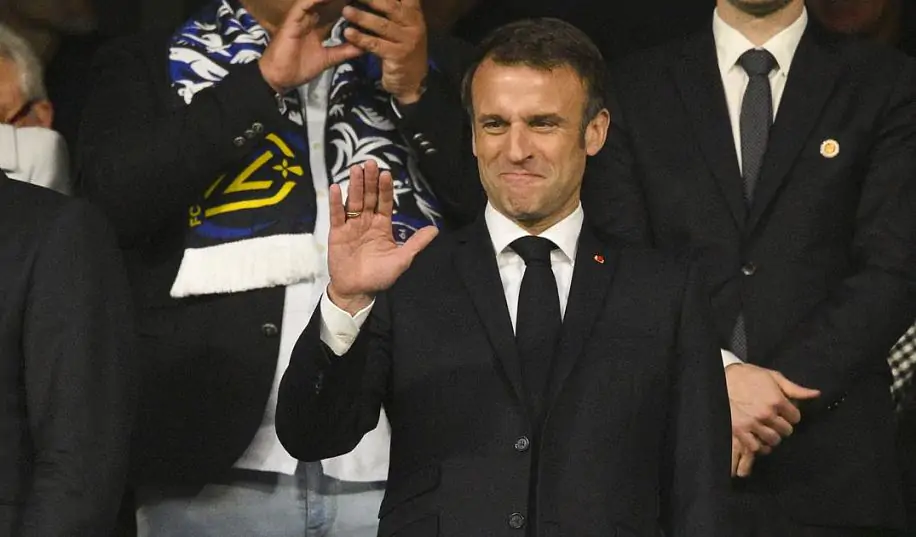 Чего боится? Президент Макрон поприветствовал финалистов Кубка Франции в подтрибунном помещении