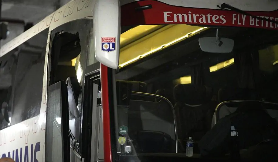 Видео нападения на автобус Лиона. Матч с Марселем отменен