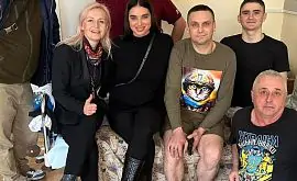 Дружина Усика провідала в госпіталі поранених українських воїнів