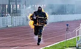 Чоловіка підпалили, і він в обіймах полум'я пробіг на світовий рекорд. Відео