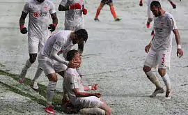 Турецкий клуб сыграл в белой форме и растворился на фоне снегопада