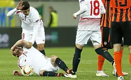 Игрок «Севильи» получил жуткую травму во время матча с «Шахтером». Видео