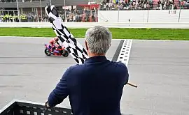 Моурінью помахав картатим прапором на гонці Moto GP