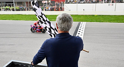 Моуринью помахал клетчатым флагом на гонке Moto GP