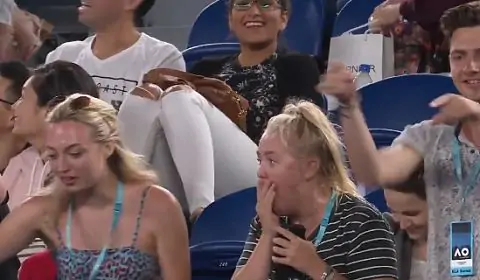 Фанатка разбила другой болельщице iPhone во время матча Australian Open