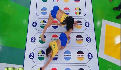 Женская сборная Бразилии играет в Твистер