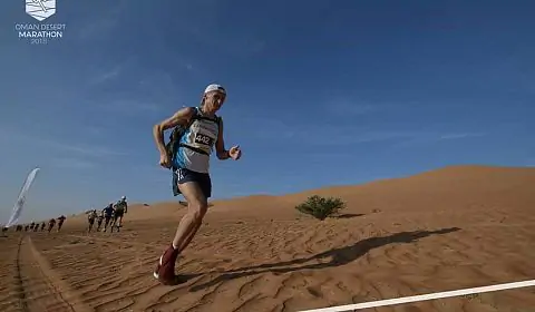 Глыва продолжает идти пятым после половины дистанции Oman Desert Marathon