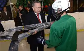 Президент ХК «Донбасс» подарил клюшки детям из винницкого спортивного клуба
