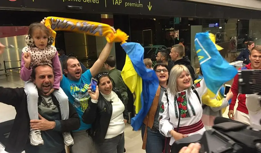 Сборную Украины в Лиссабоне встретили с флагами и песнями