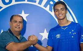 Сын Роналдиньо подписал контракт с бразильским клубом