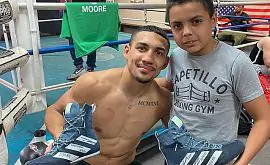 Теофимо Лопес подарил мальчику свои боксерки с победного боя над Ломаченко