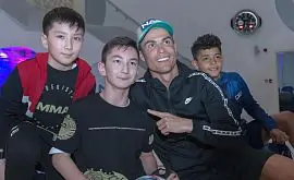 «Вот почему ты лучший в мире». Роналду и его сын сыграли в футбол с безногим мальчиком Али