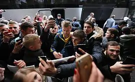 Селфи, улыбки и крики восторга. Львовские болельщики рады видеть сборную Украины