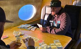 Его имя – «Деньги». Мейвезер показал, как играет в покер на своем самолете
