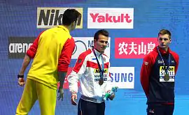 Не стоит разбивать допинг-пробы молотком. Британский пловец также отказался жать руку Сунь Яну