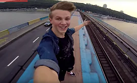 На грани спорта и безумия. Киевский экстремал проехался на крыше метро