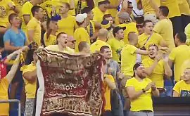 Российский фанат вместо баннера вывесил на стадионе ковер