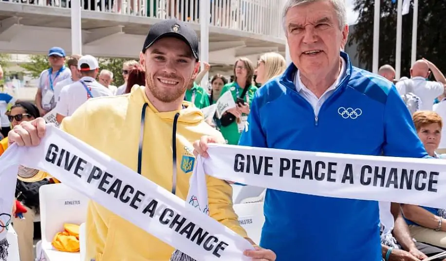 Бах посетил Олимпийскую деревню и призвал к миру