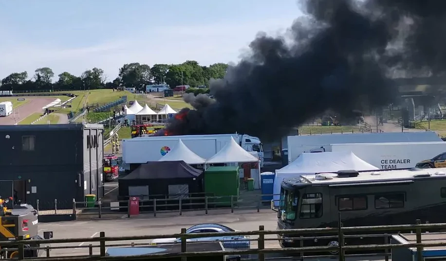 На этапе ЧМ по ралли-кроссу в Великобритании сгорели две машины