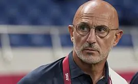 Тренер сборной Испании в стиле Байдена упал перед пресс-конференцией на Евро-2024. Видео