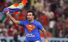 Итальянский активист выбежал на поле во время матча Португалия – Уругвай в футболке в поддержку Украины