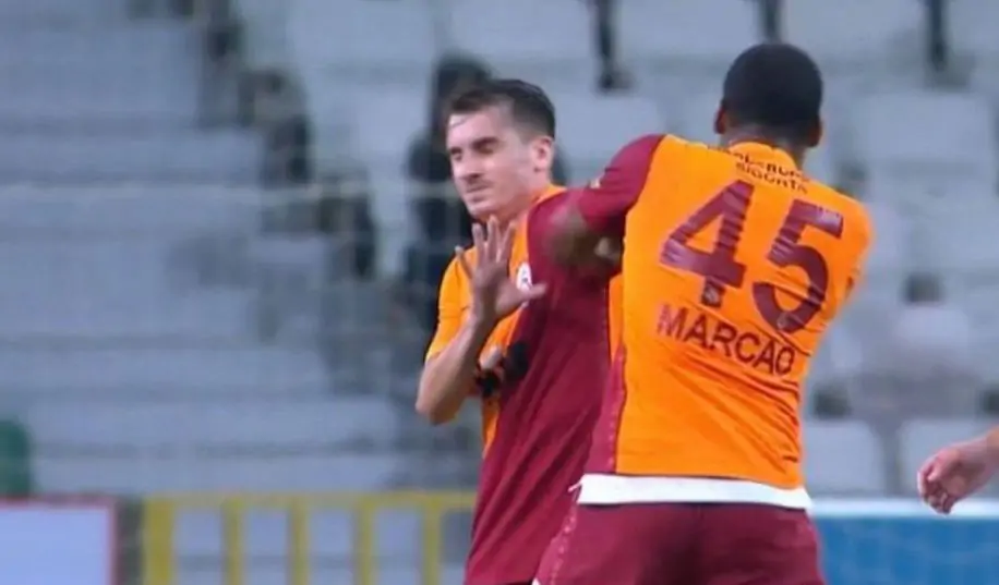 Захисник « Галатасарая » під час матчу вдарив головою свого ж партнера