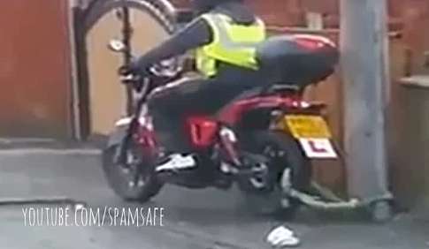 Хлопець забув відстебнути свій мотоцикл від стовпа...