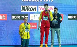 Скандал на чемпионате мира: китаец разбил допинг-пробу молотком, но выиграл золото
