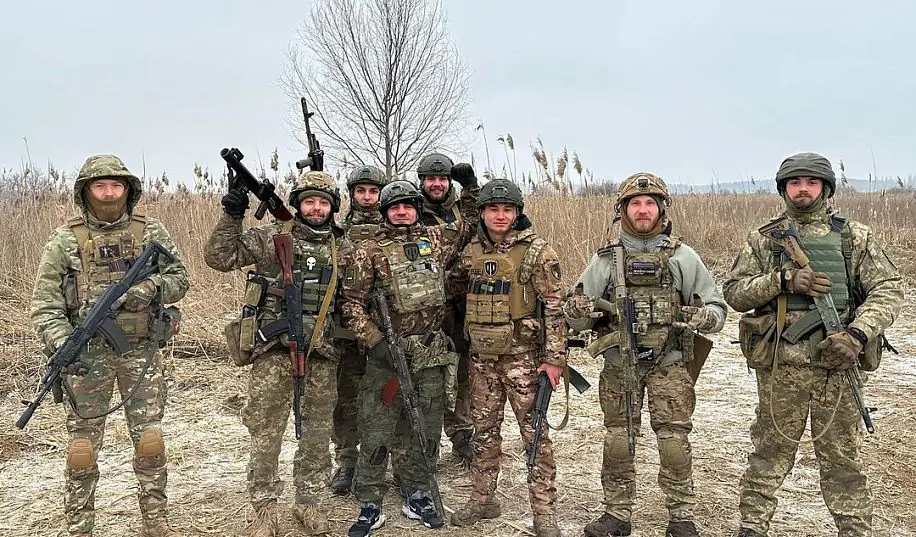 Взял с собой чемпионские пояса. Беринчик встретился с украинскими военными на Донбассе
