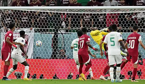 Катар забил дебютный мяч на чемпионате мира, но снова без шансов проиграл