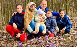 Карантин? Украинский чемпион мира вместе с детьми почистил сад, побегал в лесу и научился играть в гольф