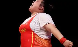 Показала трансгендеру, как это делается. 21-летняя китаянка завоевала золото ОИ, превзойдя почти на 40 кг результаты других медалисток