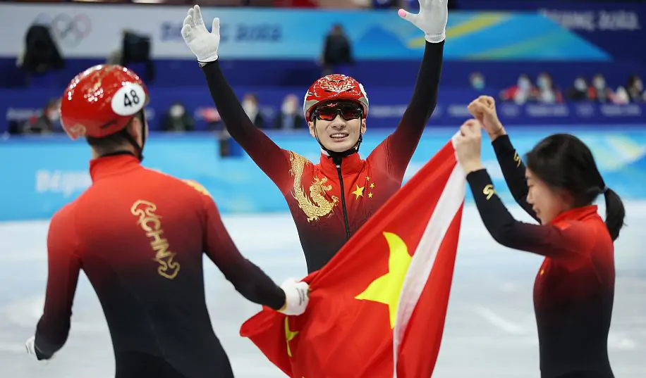 Китай выиграл смешанную эстафету в шорт-треке после дисквалификации сборных США, Канады и России