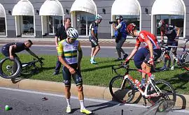Болельщик на велосипеде врезался в пелотон Giro d’Italia. Видео завала