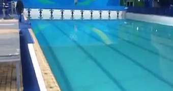 В олимпийском бассейне заменили зеленую воду