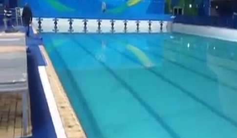 В олімпійському басейні замінили зелену воду