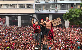 «Фламенго» стал досрочным чемпионом Бразилии, и фанаты устроили невероятный парад на улицах Рио-де-Жанейро